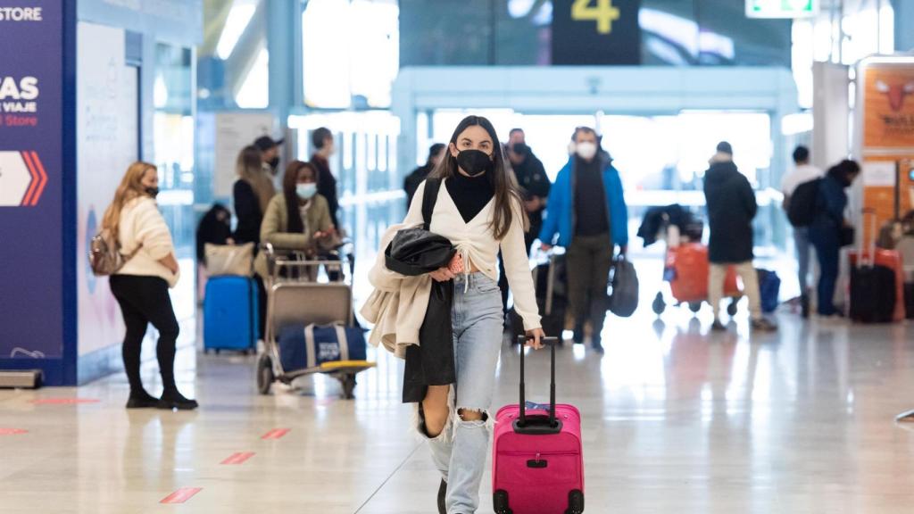 Una mujer en el aeropuerto de Adolfo Suárez, un día previo a la Nochebuena.