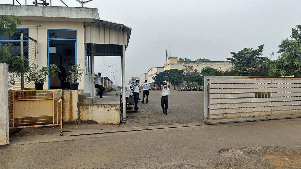 Frontal de la fábrica cerrada en Foxconn India.