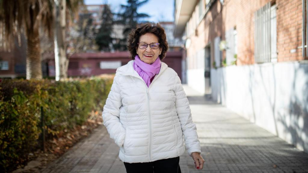 Daniela sonríe en la calle. Cómo para no hacerlo.