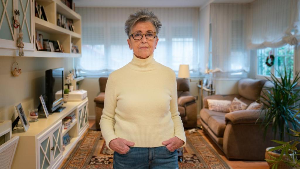 Pilar en el salón de su casa.