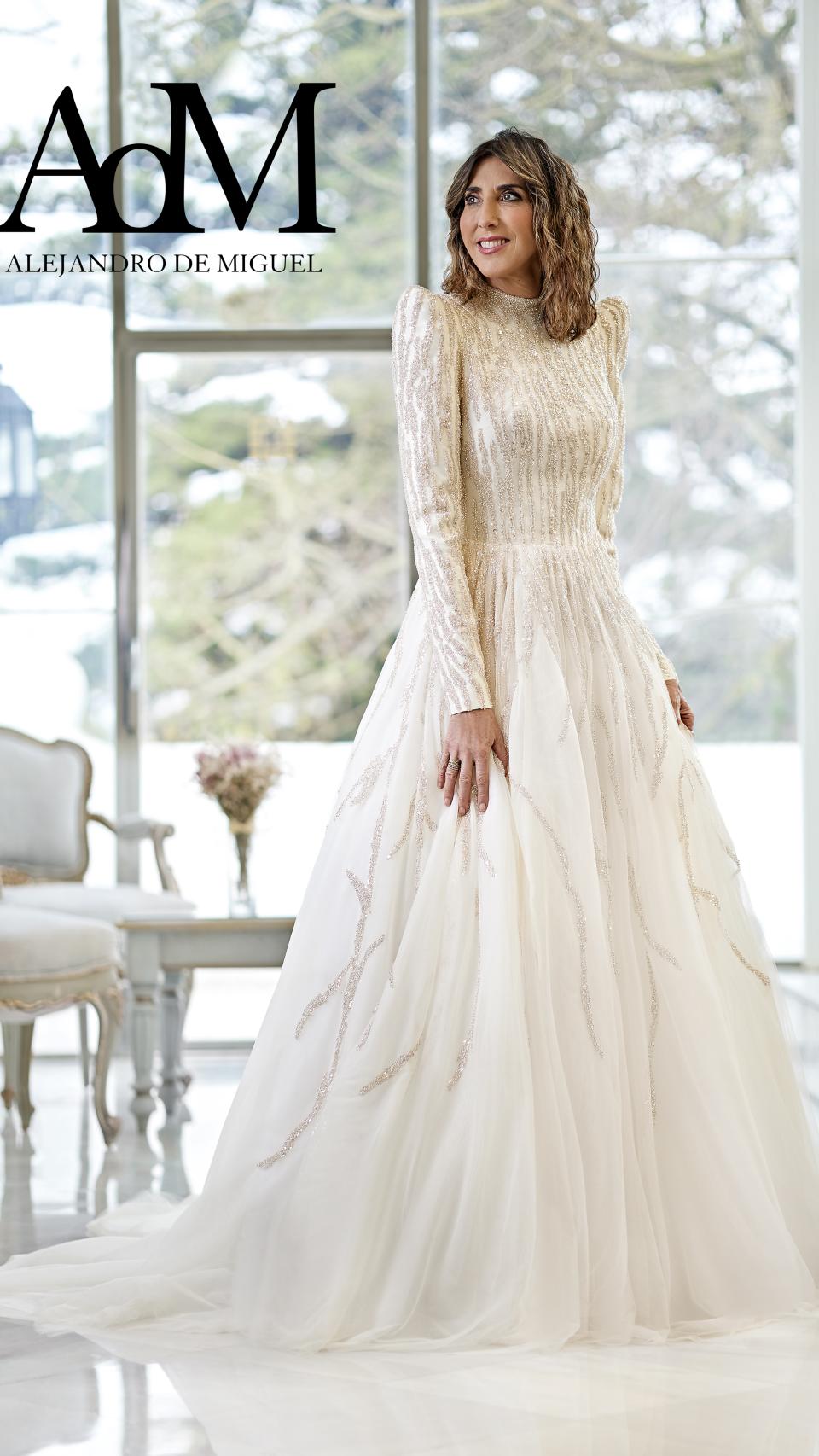 Paz Padilla llevó un primer vestido a modo de abrigo.