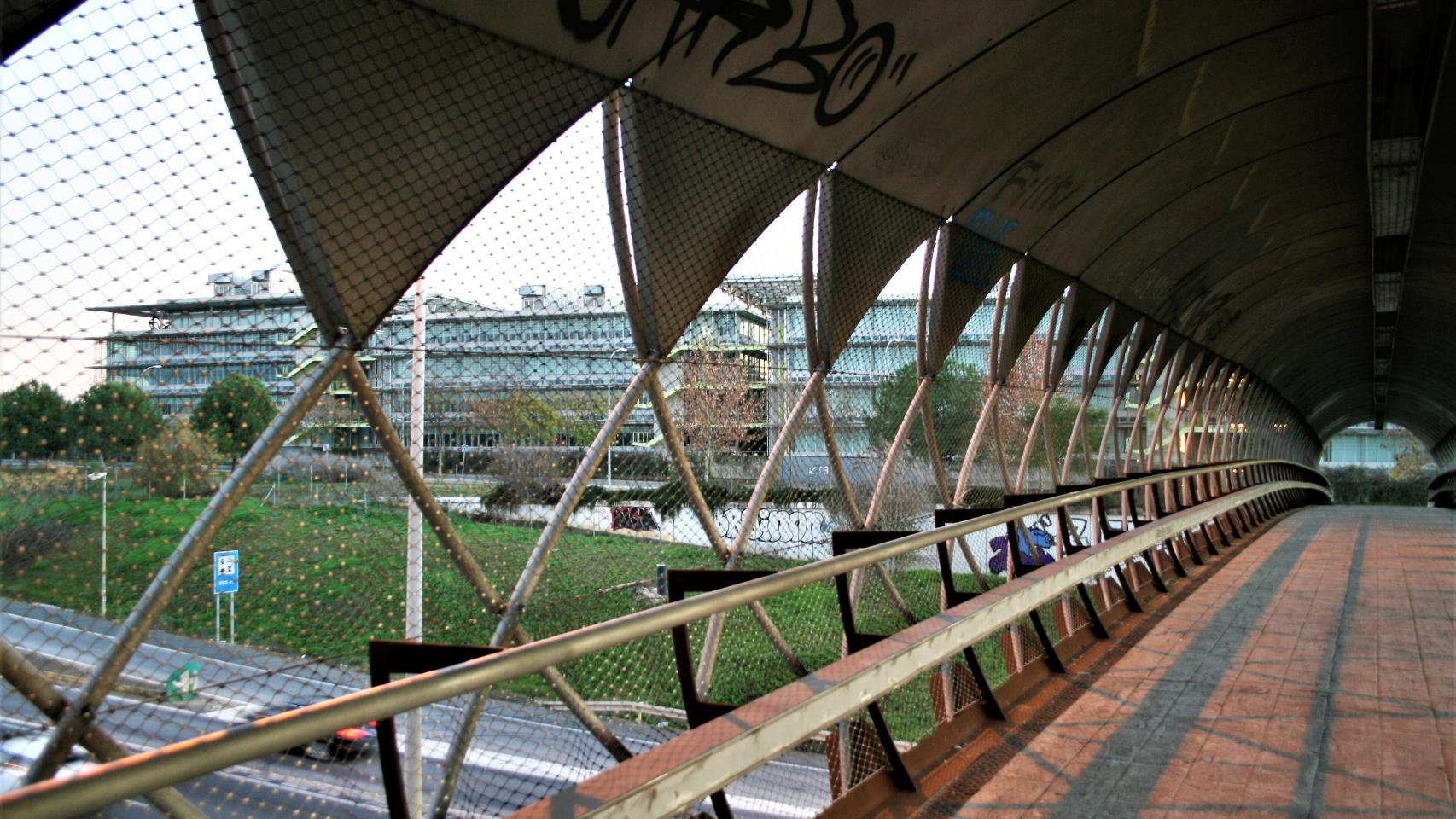 La pasarela peatonal de acceso a la sede de Abengoa en Sevilla.