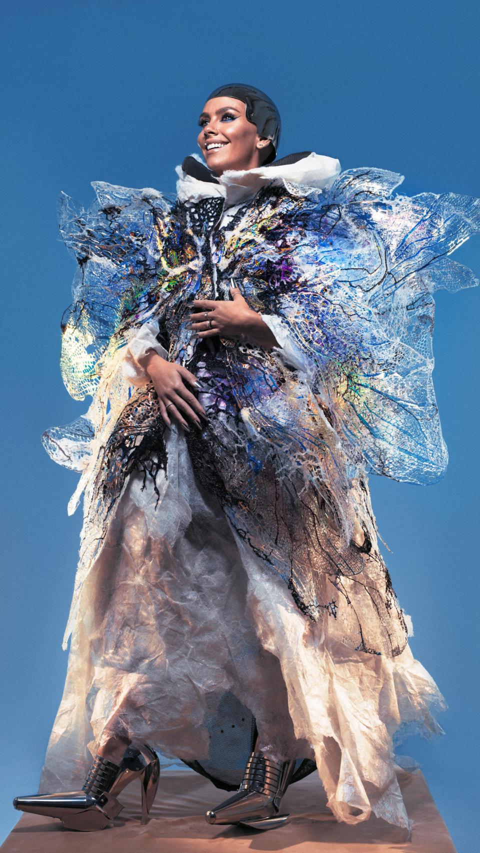 La capa, fabricada por BUJ Studio, está inspirado en la idea de cambio de piel que propulsó Piña en vida.