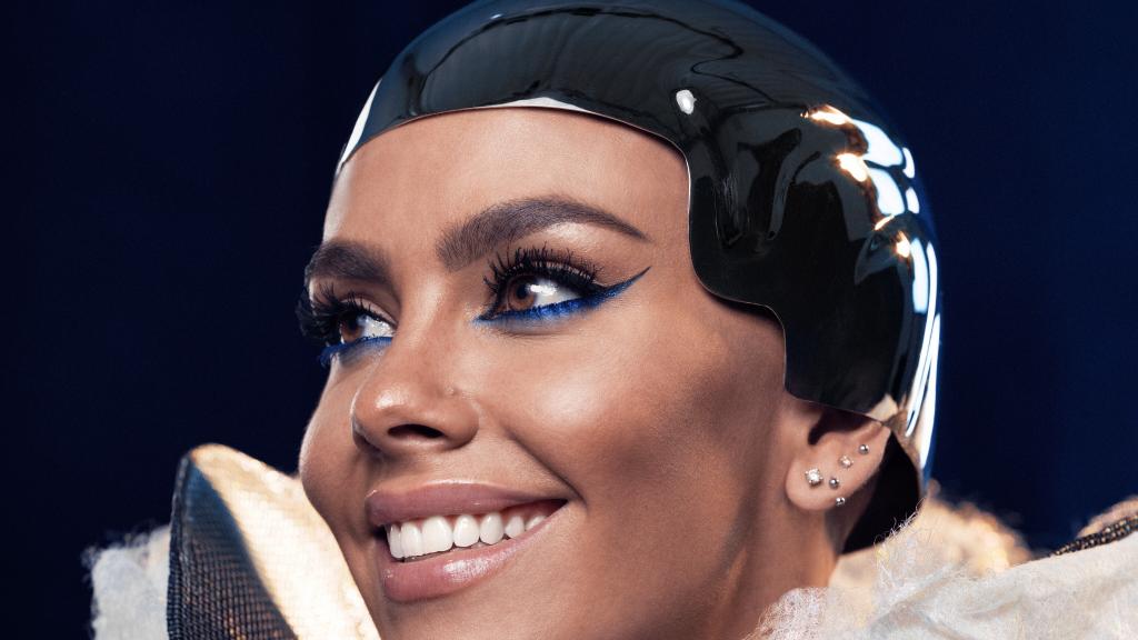 El casco es una pieza realizada por el diseñador Manuel Albarrán a partir de latón.