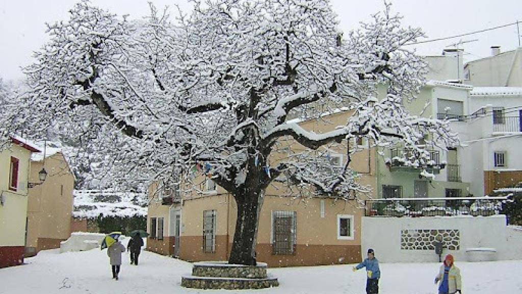 Un plaza de Confrides (Alicante), donde el virus ha pasado de largo en estos casi dos años.