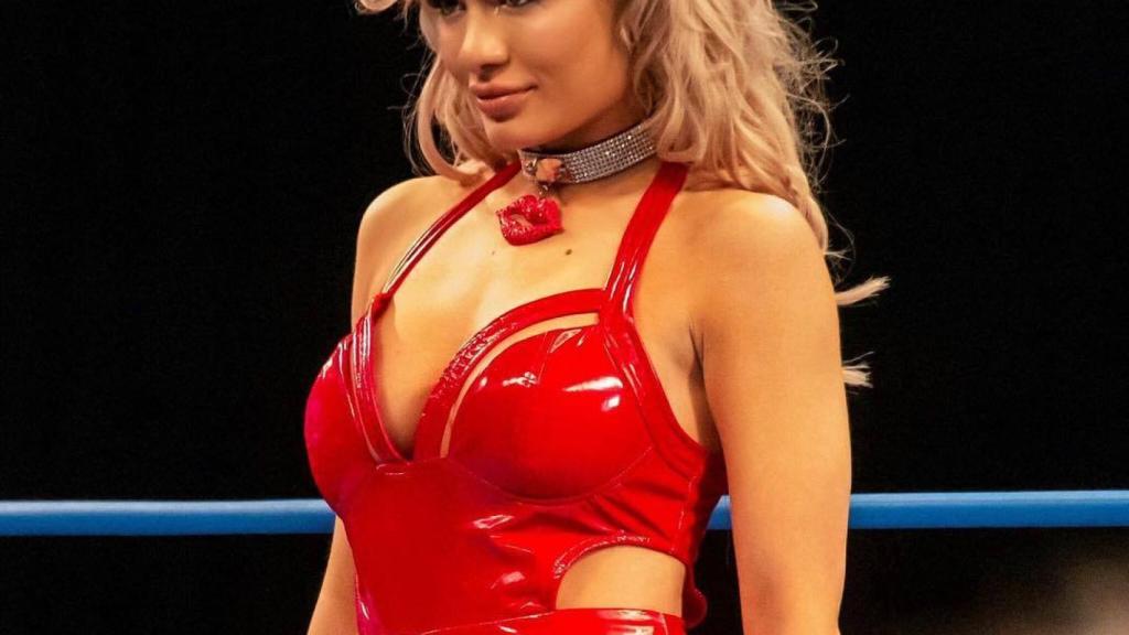 Scarlett Bourdeaux en un ring de lucha libre