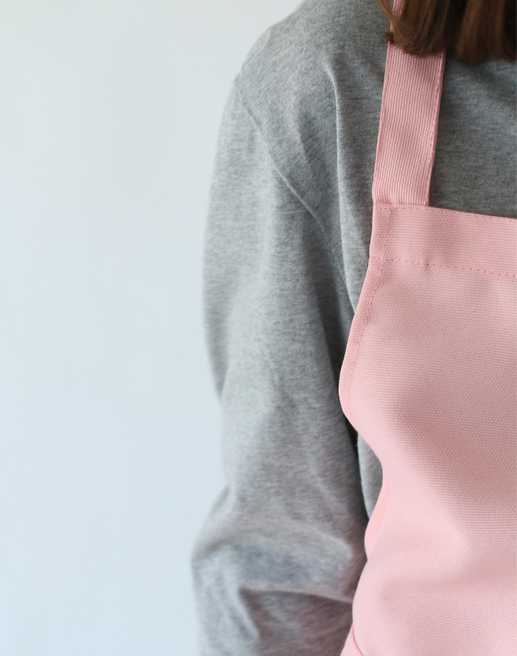 Delantal rosa elaborado por Circoolar.