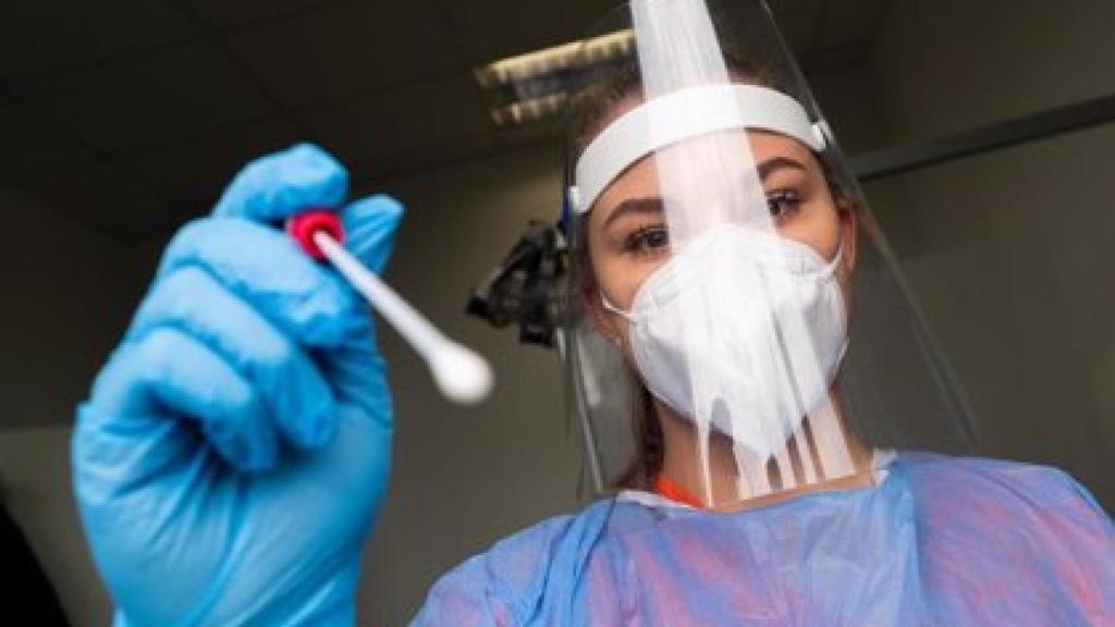 Una enfermera realizando una PCR.