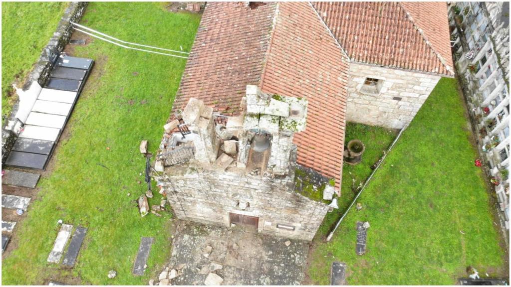 La iglesia de Santa María de Teo tras ser alcanzada por un rayo.