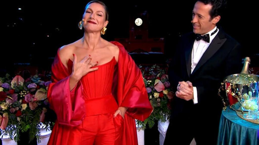 Anne Igartiburu junto a Jacob Petrus en la Puerta del Sol de Madrid.