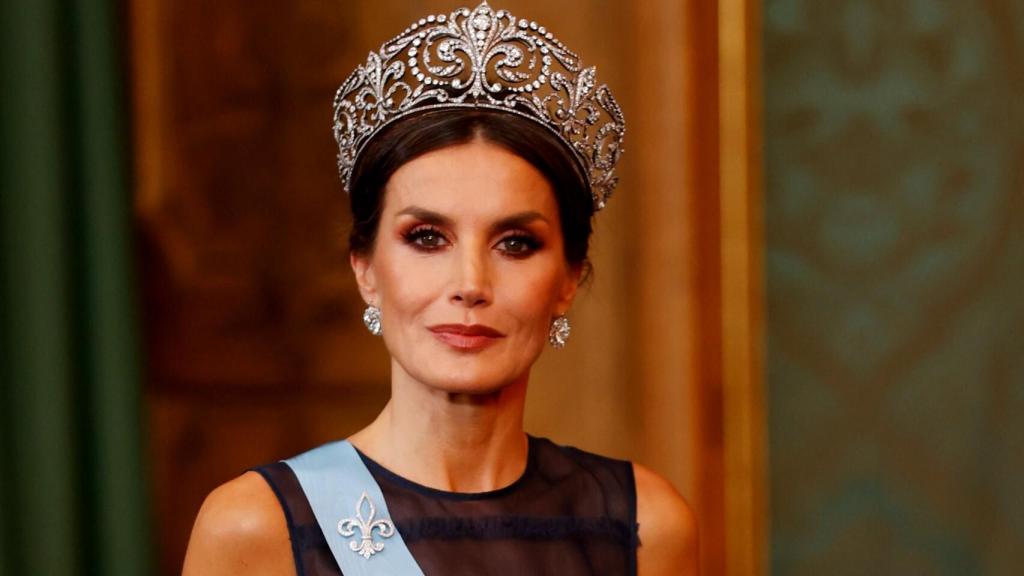 La reina Letizia en su último viaje de Estado, con la tiara de la Flor de Lis y vestido de gala de H&M.