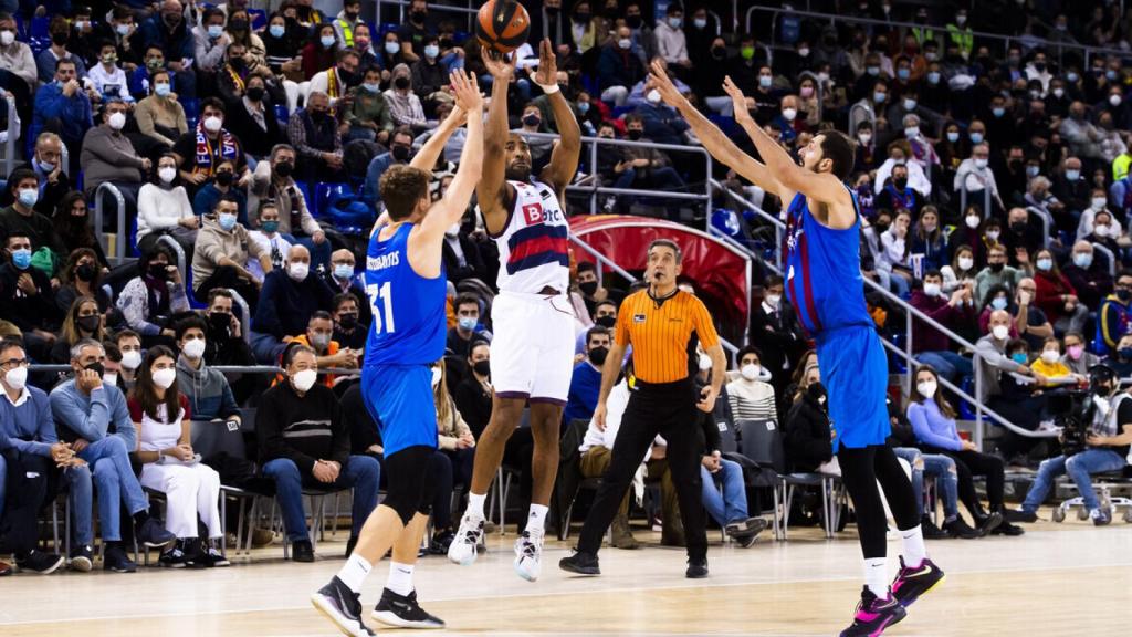 Jayson Granger (Baskonia) lanzando a canasta ante el Barça