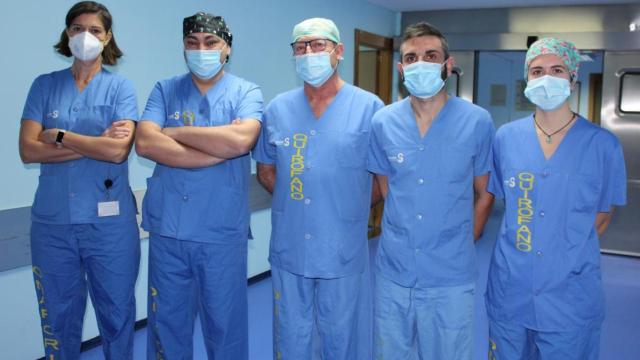 El equipo médico que ha llevado a cabo la novedosa intervención.