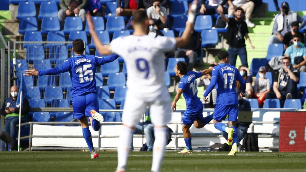 Los jugadores del Getafe celebran su gol mientras Benzema protesta