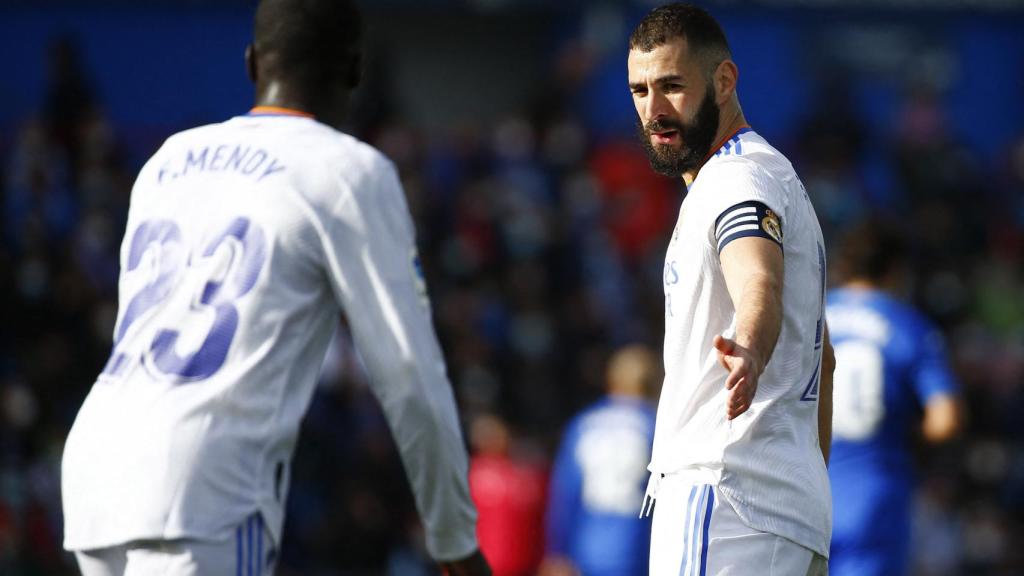 Benzema y Mendy hablando tras el tanto del Getafe