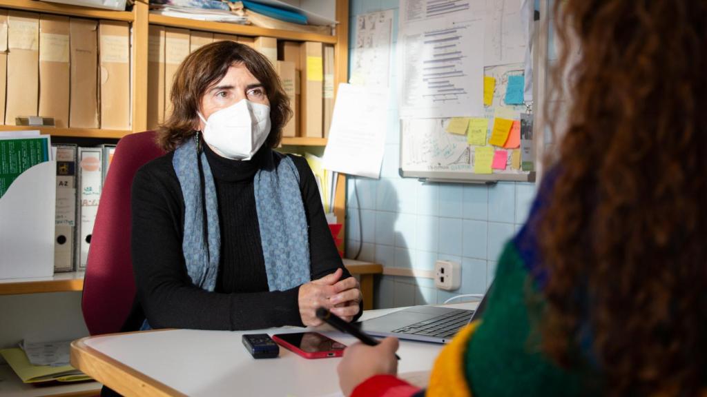 La doctora Isabel Sanmartín en su despacho.