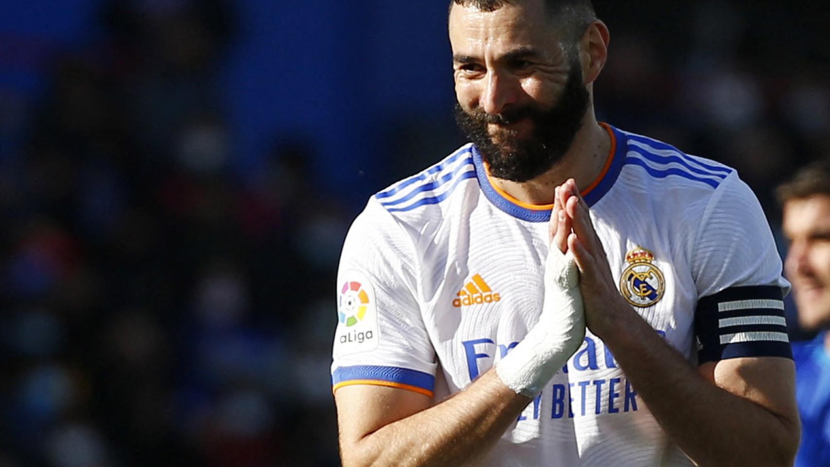 Benzema se lamenta durante el Getafe - Real Madrid