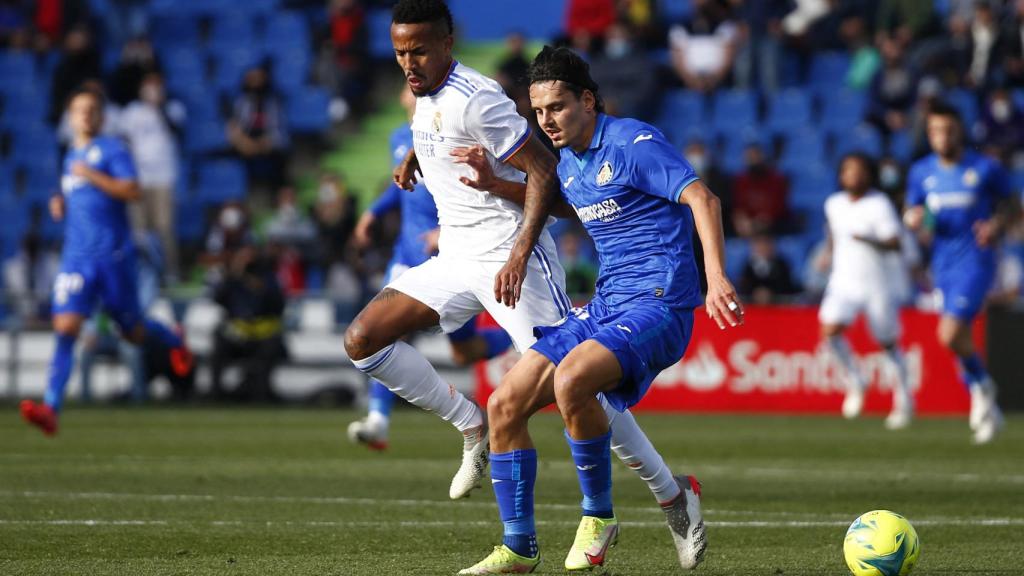 Enes Ünal peleando un balón ante Militao
