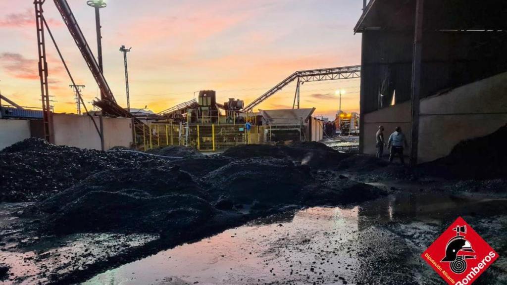 Así ha quedado la planta de neumáticos tras la intervención de los bomberos.