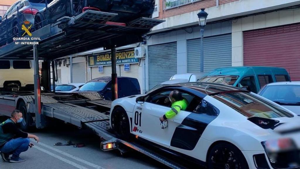 Los vehículos de alta gama confiscados al supuesto estafador.