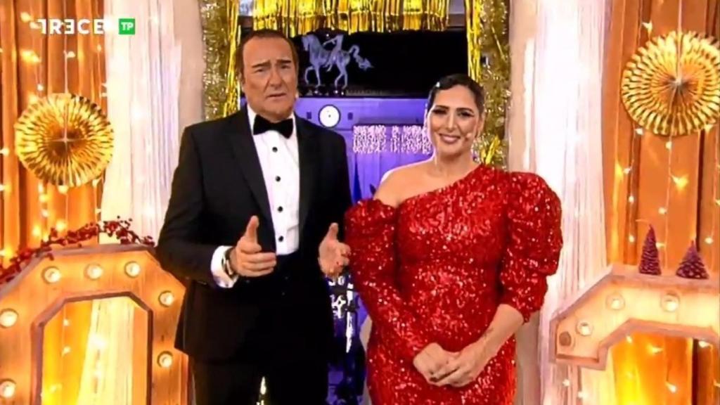 Rosa López se equivoca durante las Campanadas de Trece y felicita el año 2002