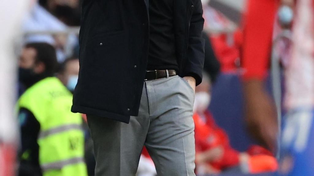 Andoni Iraola da indicaciones desde la banda del Wanda Metropolitano