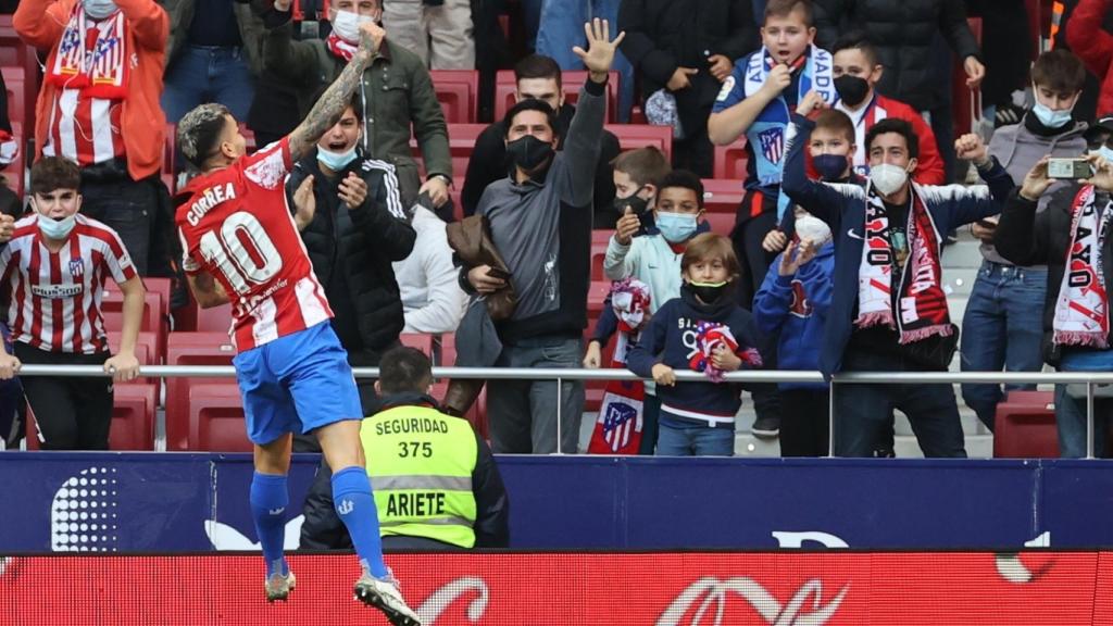 Ángel Correa celebra un gol ante el Rayo Vallecano