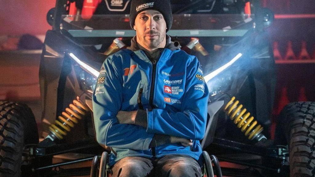Joan Lascorz junto a su buggy para el Rally Dakar