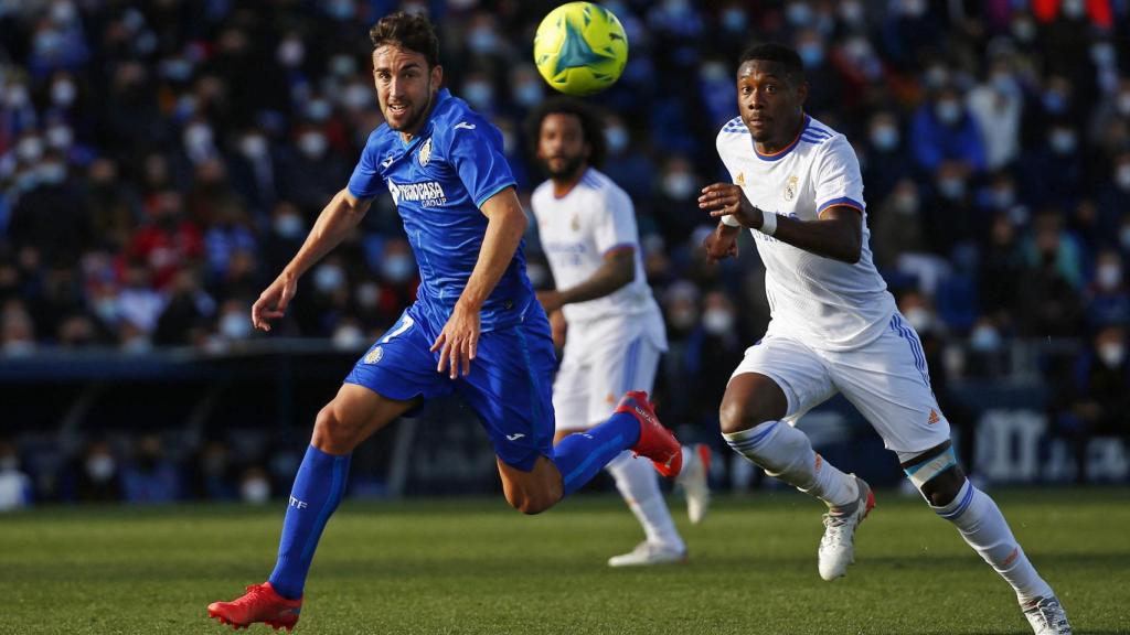 Alaba y Mata pelean por un balón suelto en el Getafe - Real Madrid