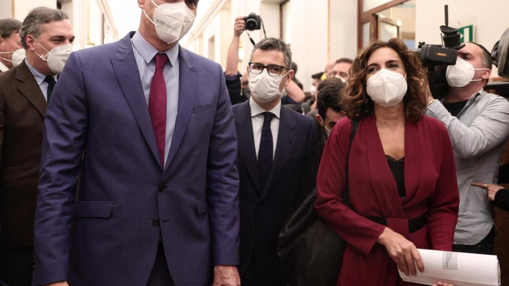 Pedro Sánchez, Félix Bolaños y María Jesús Montero, en el Congreso de los Diputados.