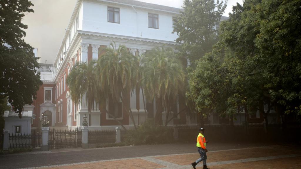 Imágenes del incendio en el Parlamento de Ciudad del Cabo.
