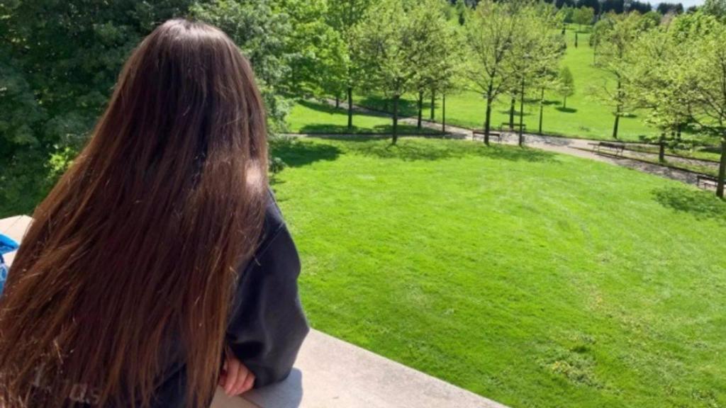 Una adolescente confinada en una foto de archivo.