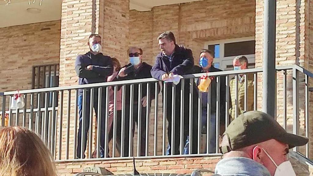 Santiago Buendía, en el centro, dirigiéndose a los asistentes.