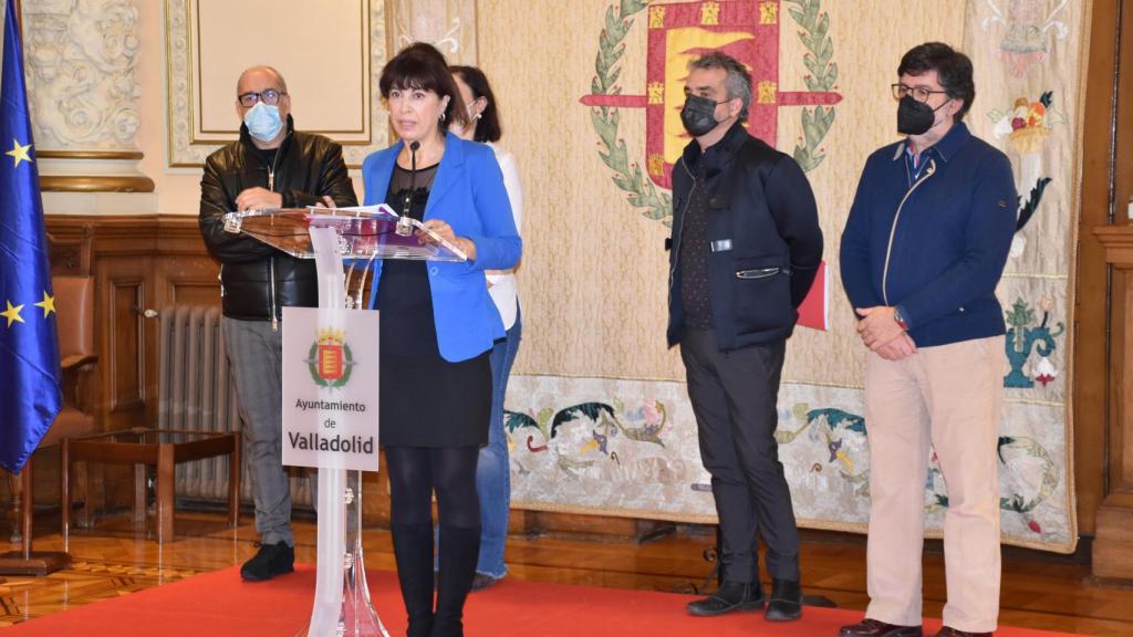 Ana Redondo acompañada de técnicos de la Concejalía durante la presentación de la cabalagata de Reyes