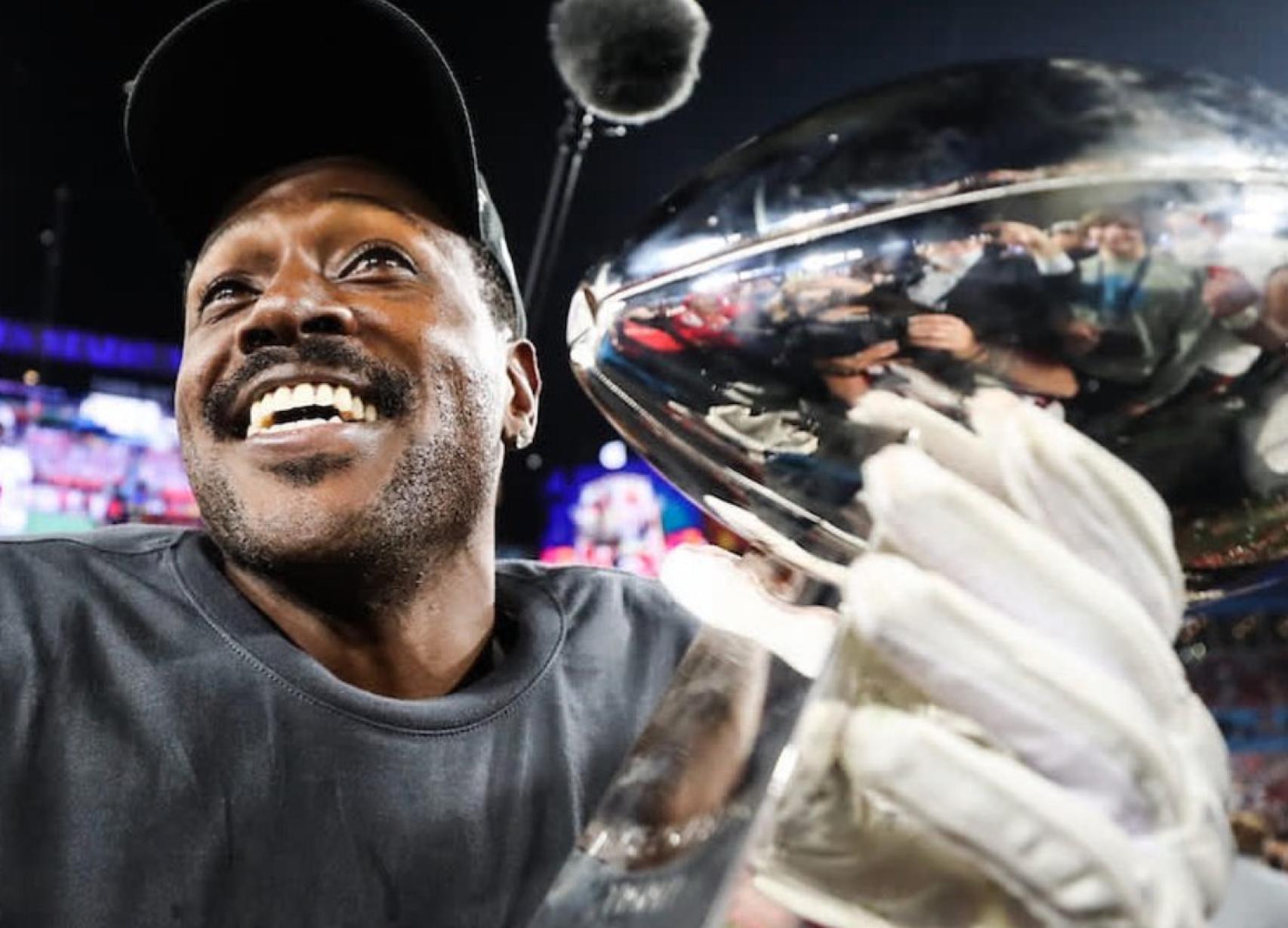 Antonio Brown, con el trofeo de la SuperBowl 2021