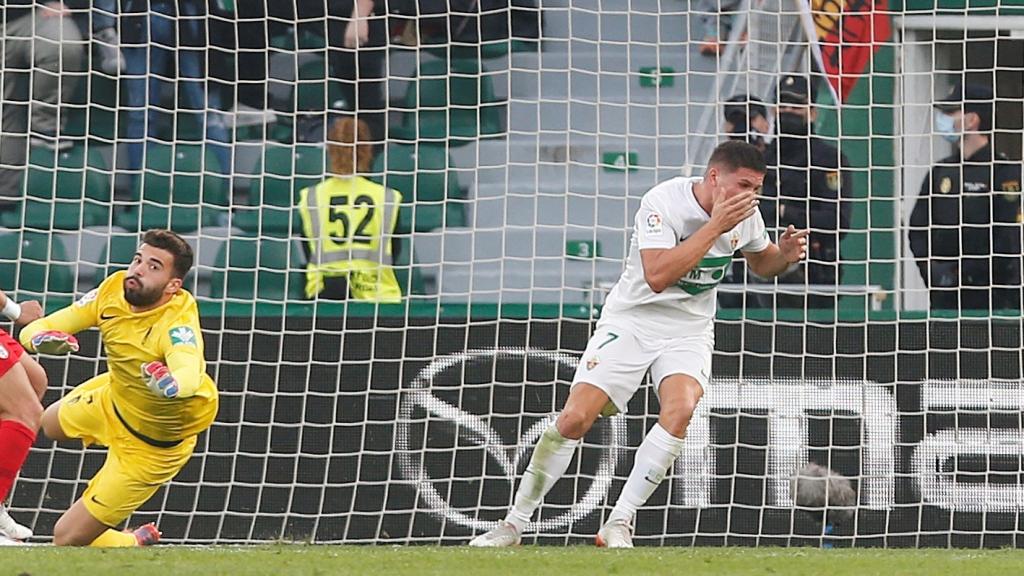 El delantero argentino del Elche Guido Carrillo acumula ya varios tantos anulados por el VAR.