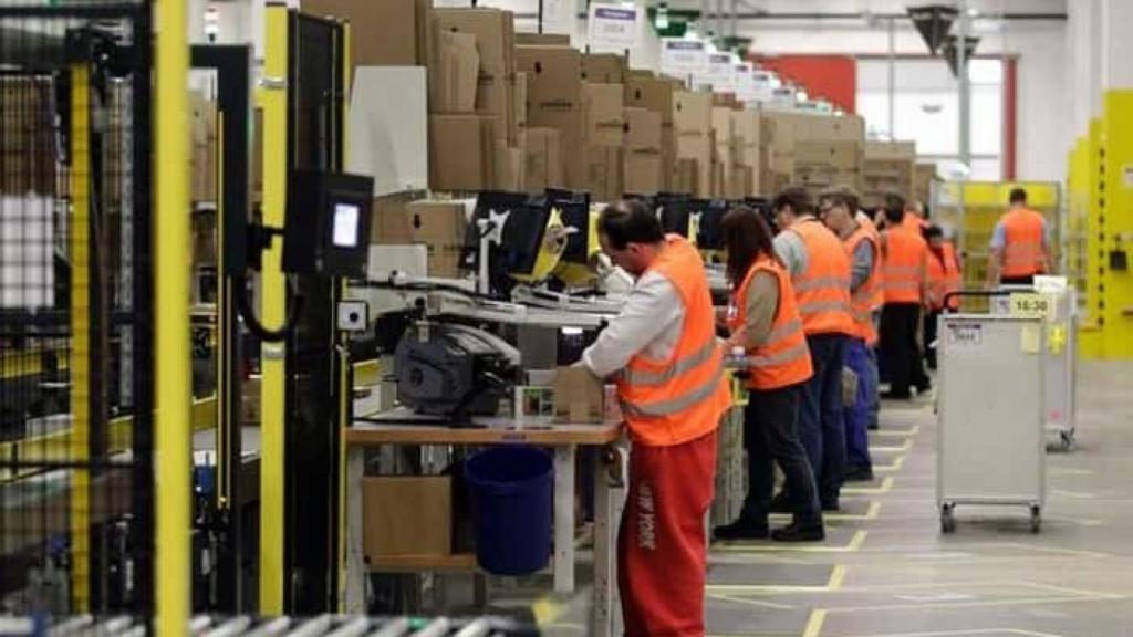 Operarios trabajan en una fábrica.