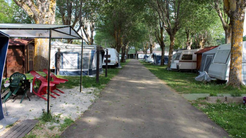 Unas parcelas con tiendas de campañas en un campin.