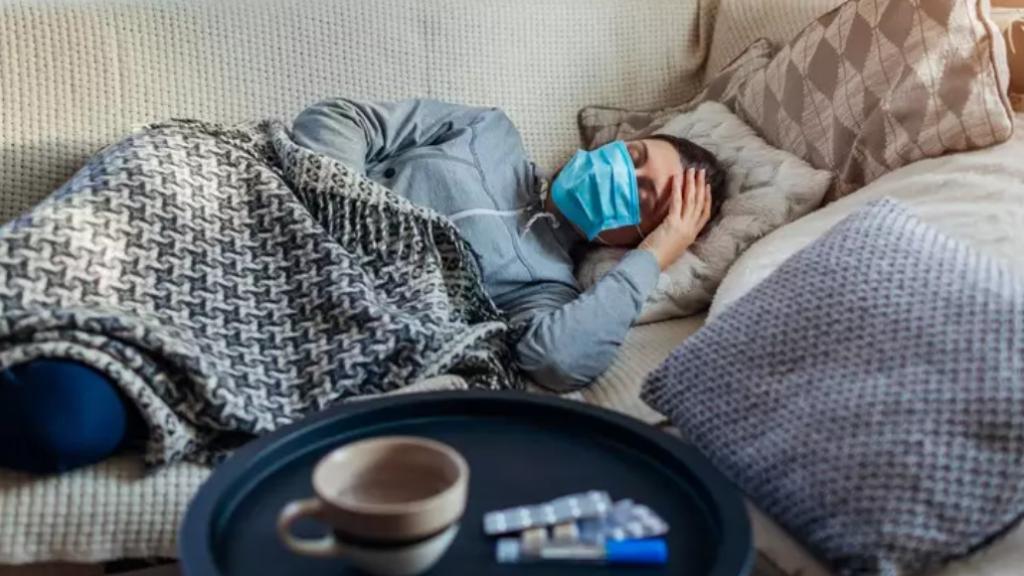 Mujer enferma con gripe o resfriado.