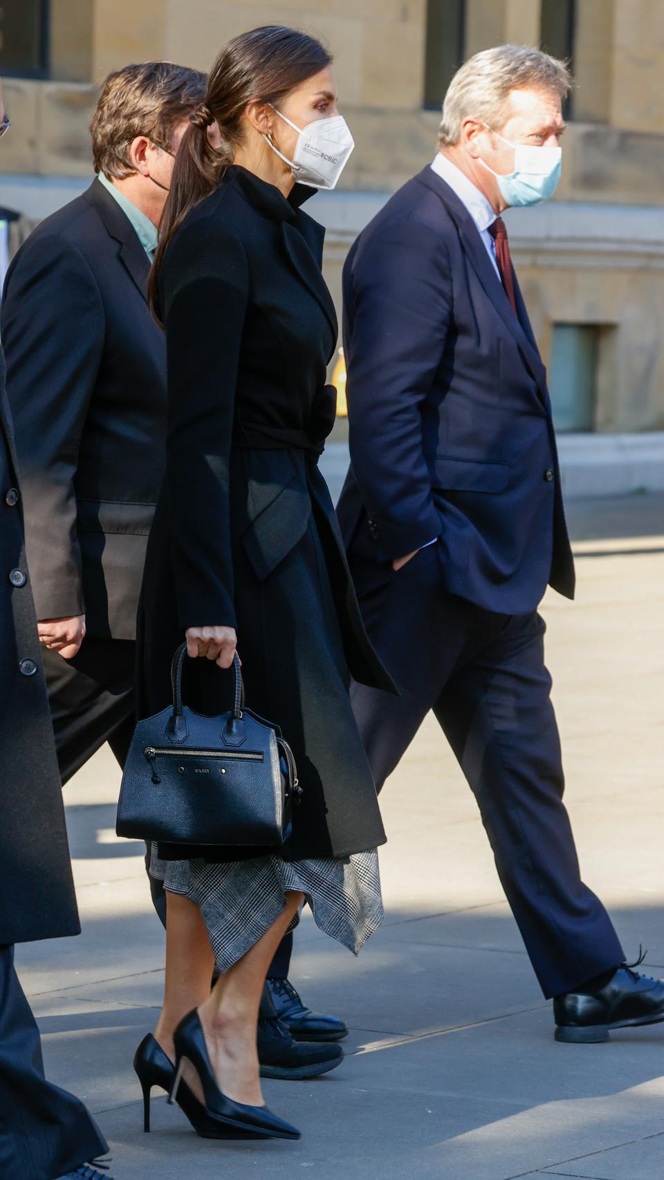 Letizia con un bolso de la firma Mauska, de San Sebastián, su último estreno de 2021.