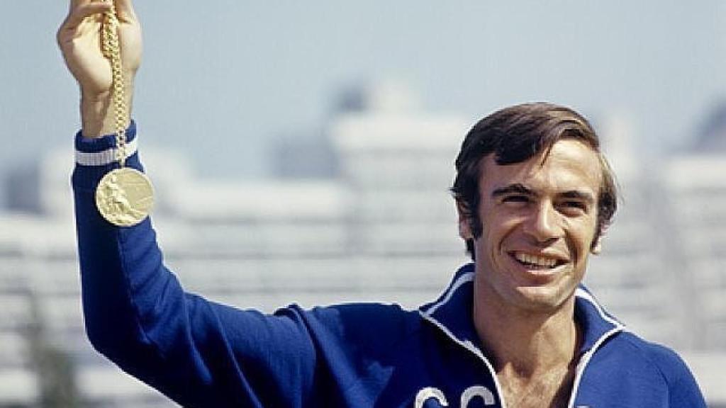 Víktor Saneyev, con una medalla de oro en una edición de los Juegos Olímpicos.