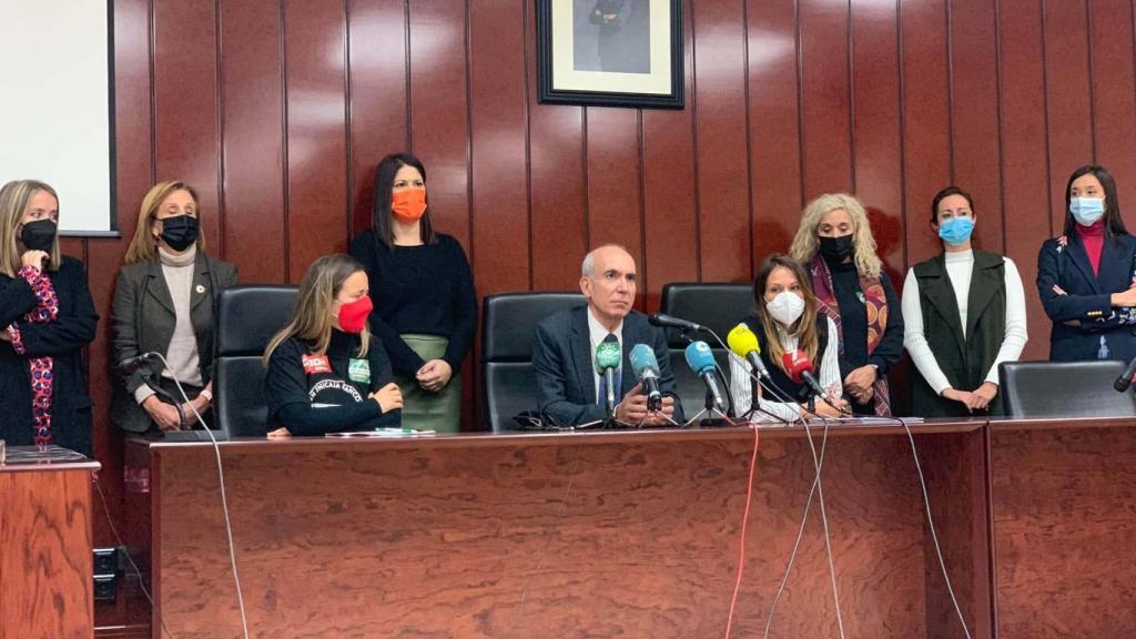 Pedro Moreno Brenes junto con miembros de partidos y sindicatos.