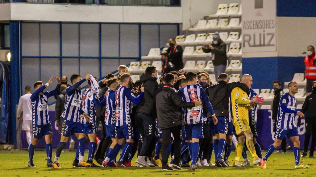 Los jugadores del Alcoyano celebran el triunfo ante el Real Madrid en la Copa del Rey.