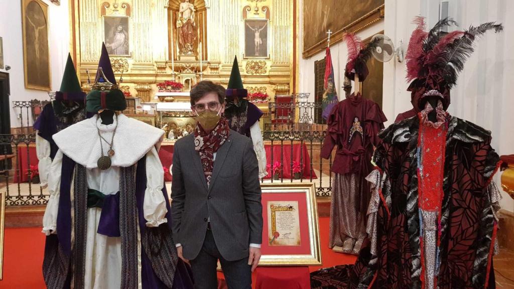 Jesús Segado, junto a sus creaciones.