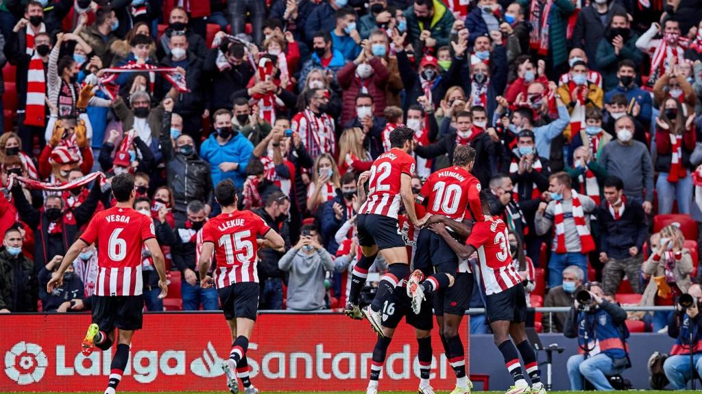 Las gradas de San Mamés celebran un gol del Athletic Club.