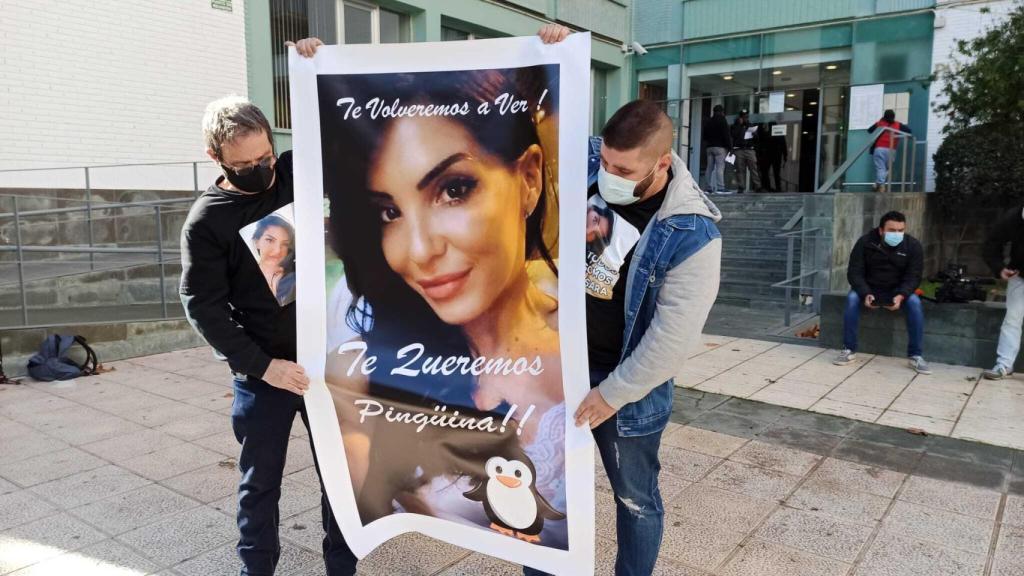 Damián, el padre de Sara, y Rubén, su hermano, este martes, en la puerta de los juzgados de Cartagena con una foto de la fallecida esperando la llegada del cirujano.