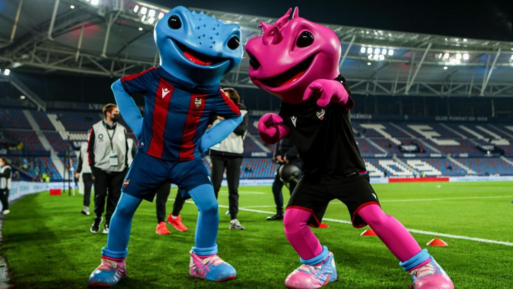 Las mascotas del Levante UD en el Ciutat de Valencia.