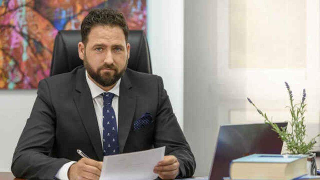 Pablo Martínez, el abogado contratado por el cirujano que le practicó la lipoescultura a Sara