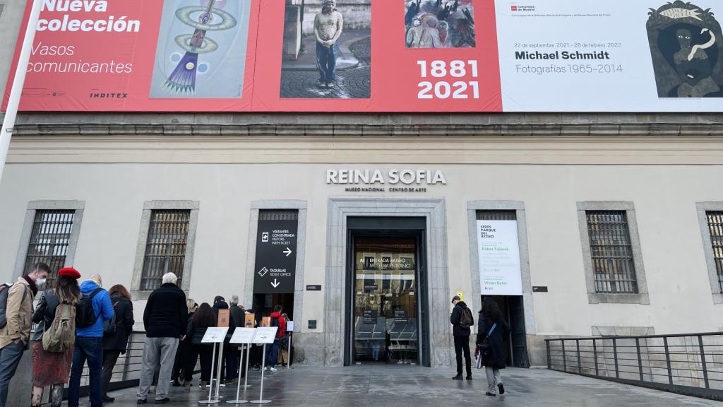 Cola en la puerta del Museo Reina Sofía