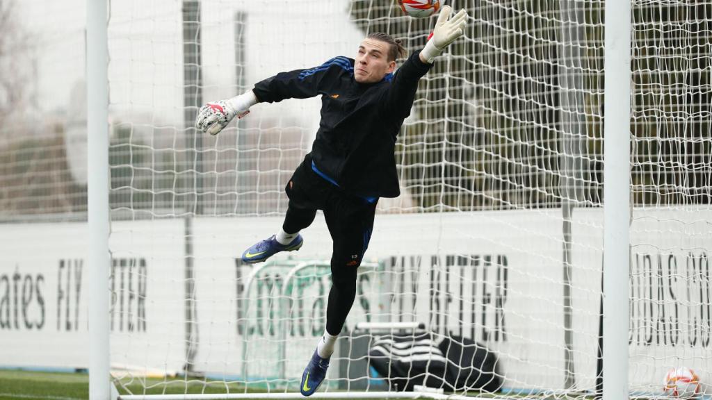 Andriy Lunin vuela en un entrenamiento.